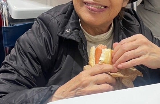 いまだに老人ホームを退所できない状態が続いている