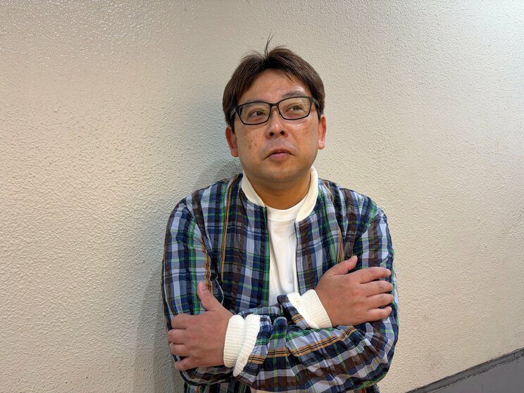 不仲な両親の間でストレスの多い子ども時代を過ごしたという石崎智展さん（撮影／集英社オンライン）