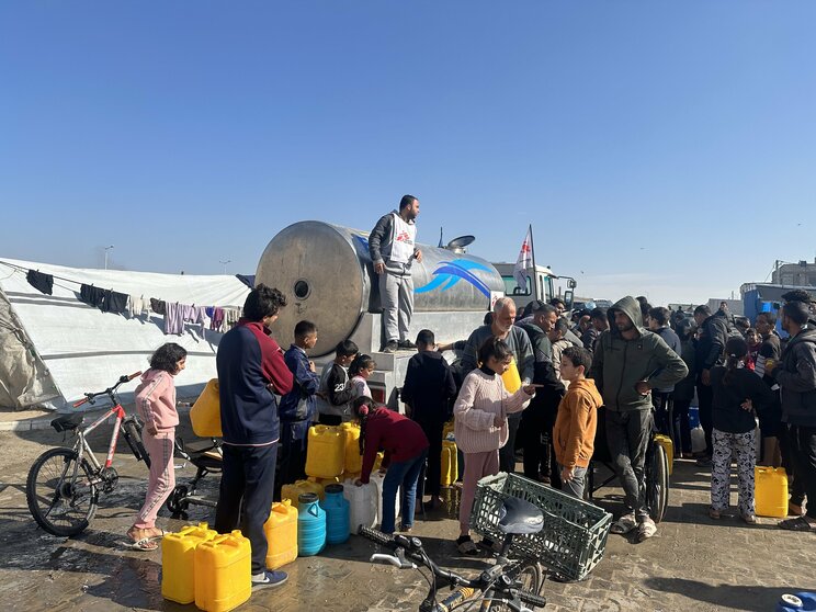 「公衆トイレで出産した女性もいた」ガザ地区南部ラファではイスラエルの地上作戦におびえる避難民であふれている_7