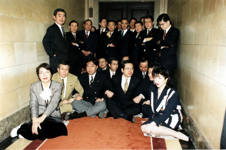 1996年３月４日、衆院予算委員会において新進党の議員が、住専予算採決をピケで阻止。前列向かって右端に新進党時代の高市早苗。写真／毎日新聞社／アフロ