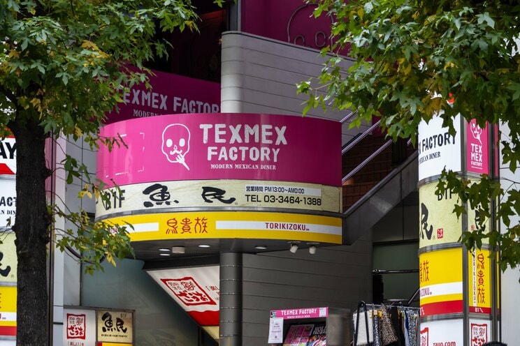 2023年頃のTEXMEX FACTORY 渋谷公園通り店の看板　写真／Shutterstock