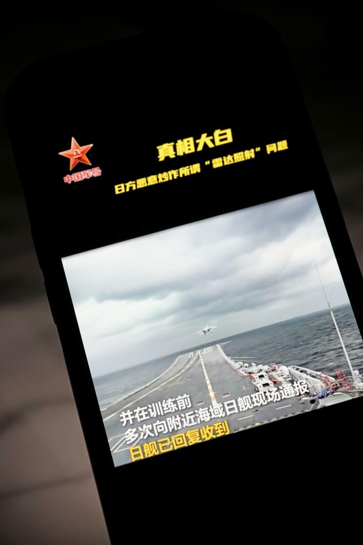 中国軍が「微信（ウィーチャット）」公式アカウントで公開した、空母「遼寧」での艦載機の発着艦訓練について自衛隊側に事前通知したとする投稿（写真／共同通信社）
