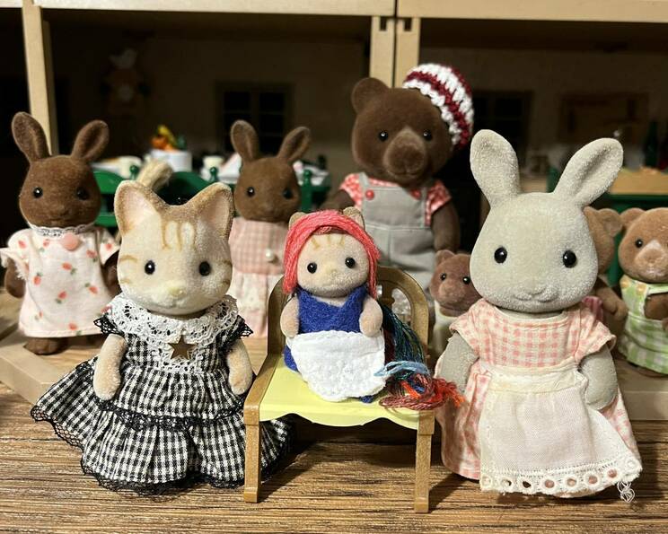 モモさんの一番のお気に入りは、中央のシマネコの赤ちゃん。左はモモさんの分身バニア。似ている人形を自身の分身のように思い”分身バニア”と呼ぶ人もいるそうだ（写真／モモさん提供）