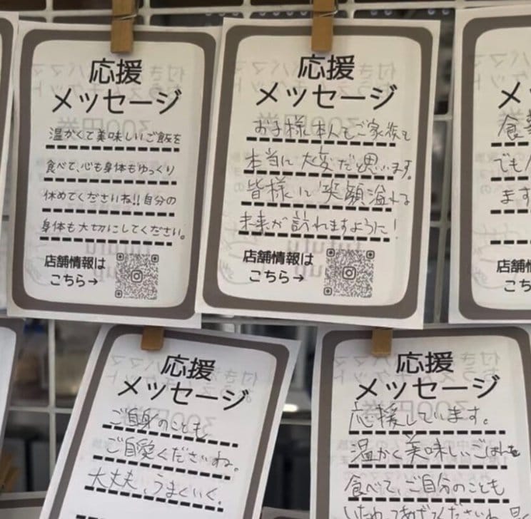キッチンカーに手書きの応援メッセージが（写真／青木佑太さん提供）