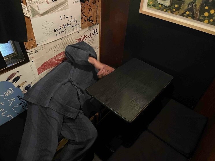 「クラクラ」でよくたこ八郎が寝落ちしていたというスポット。外波山さんが再現してくれた