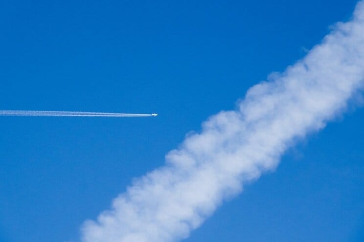 ケムトレイル＝長時間にわたって残留している飛行機雲は、邪悪な意図で空中に散布された有害な化学物質、または生物兵器であるという陰謀論（写真はイメージです・写真／shutterstock）
