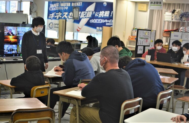 翔和学園の教室。さまざまな年代の学生が同じ空間で学んでいる〈写真／朝日新聞社〉