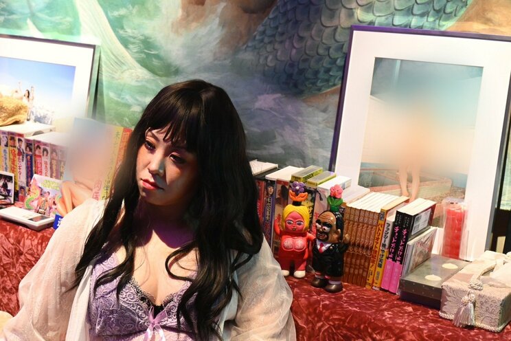 ルカさん。普段は切れ長の目を生かしたメイクをするなか、人間ラブドール製造所ではかわいらしい王道のラブドールルックに