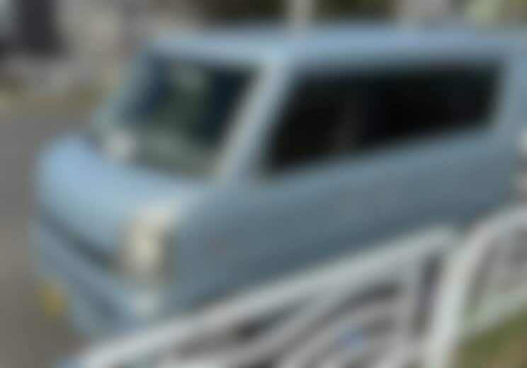 こちらは比較的きれいな放置車両だが、タイヤ付近には大量の未開封のコーラが散乱……（撮影／集英社オンライン）