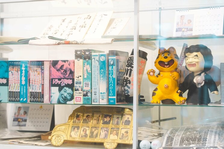 キンケロ・シアター内には愛川さんの出演作や著作も多く保存されている
