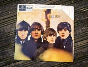 デビュー用に用意された曲を「クズだと思う」と言ったジョン・レノン。「ジョン、なんならソロはどうだ?」と言ったプロデューサー…ビートルズのデビュー曲秘話