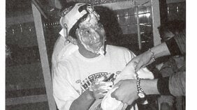 野茂英雄「シャンパンかけが始まって5分もするとマスコミが入ってきたので邪魔になったというか…」ドジャース初年度に地区優勝を果たした野茂の手記