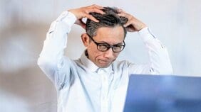 スマホ、PC、テレワークが誘発! 眼精疲労や顔のたるみ、自律神経の不調にも。肩こりよりも厄介な「頭こり」は大丈夫?