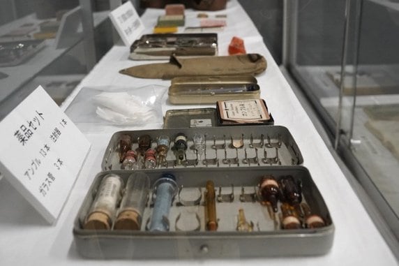 731部隊の技手だった故Ｂさんが持ち帰り、飯田市平和祈念館に展示されている部隊の備品（撮影／集英社オンライン）