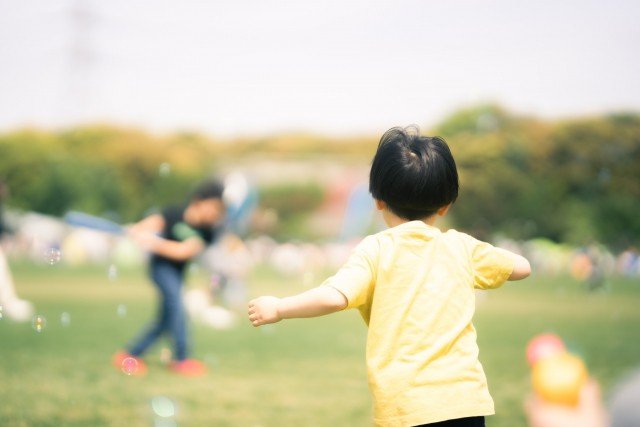 “しゃぼん玉遊び”や“階段の手すり”は大丈夫？ 子どもは同時感染のリスクが10倍‼ コロナとインフルのダブル流行から我が子を守る方法とは…〈ママパパから不安続出・今さら聞けない感染の疑問を名医に訊いてみた！〉_2