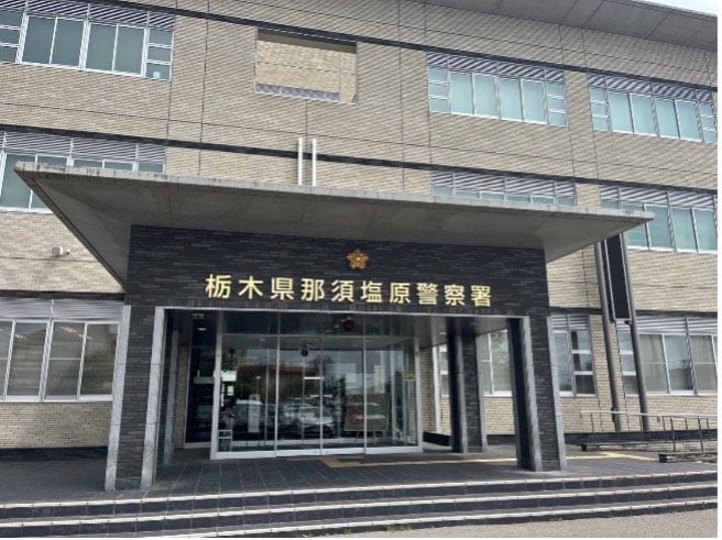 〈那須・娘の内縁夫逮捕〉「お話よろしいですか？」逮捕前、本誌記者の直撃に“黒幕”とされる内縁夫はくわえタバコで…両親を殺害された長女はこの直前、不安気に「関根が疑われてるのでしょうか…」　_20