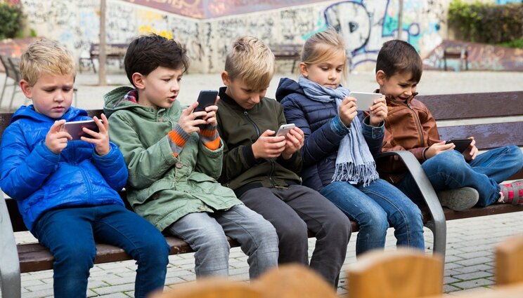 InstagramなどのSNSを経由して誘導される（写真はイメージ／shutterstock）