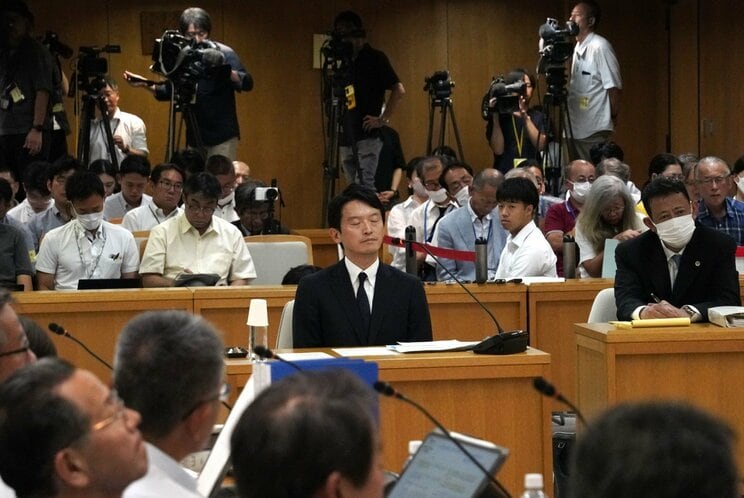 昨年9月６日、兵庫県議会百条委で証人尋問を受ける斎藤元彦知事（撮影／集英社オンライン）