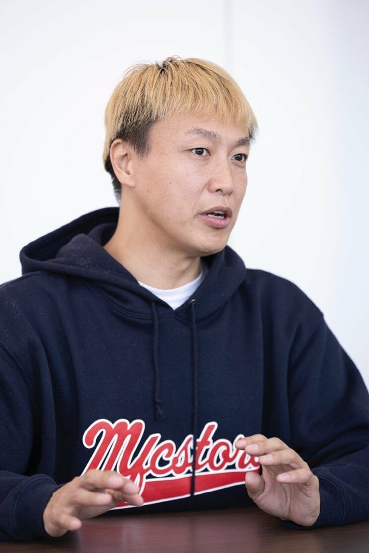 出版の経緯を話すお見送り芸人しんいち　撮影／齋藤周造