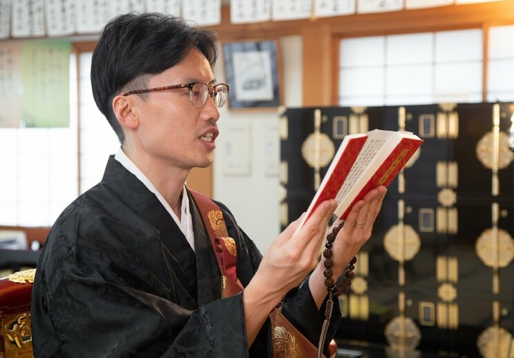お経を唱える大矢貴洋住職（写真／正蓮寺提供）