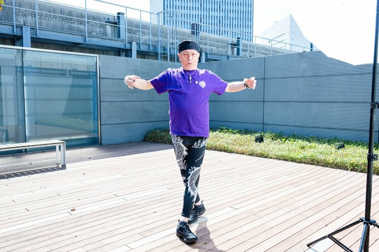 〈デューク更家（72）は今〉「小馬鹿にする風潮に嫌気が差した」テレビから離れた本当の理由…大ブームを生んだ“あの歩き方”への思い_73
