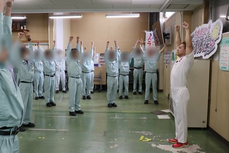 企業に呼ばれてラジオ体操を指導するパッション屋良（写真／本人提供）