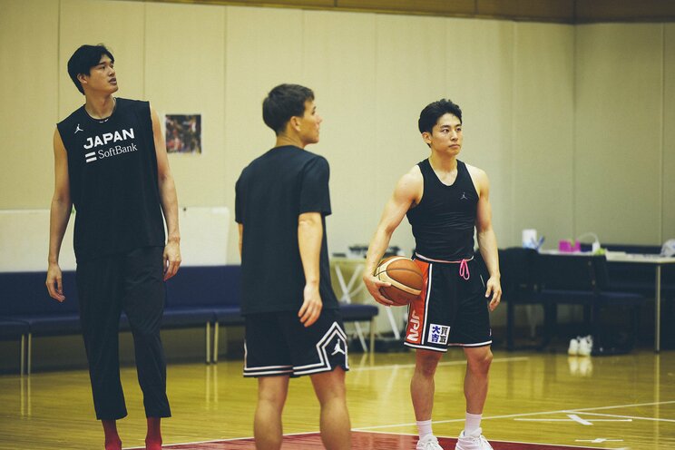 河村勇輝選手（右）と渡邊雄太選手（左）　写真／石田壮一