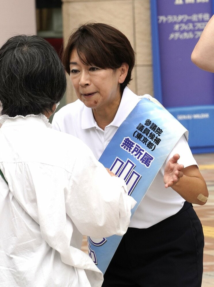 7月11日、北千住駅前で有権者と話す山尾志桜里氏。左あごと左ひじにある擦り傷は遊説中に転んだためという（撮影／集英社オンライン）