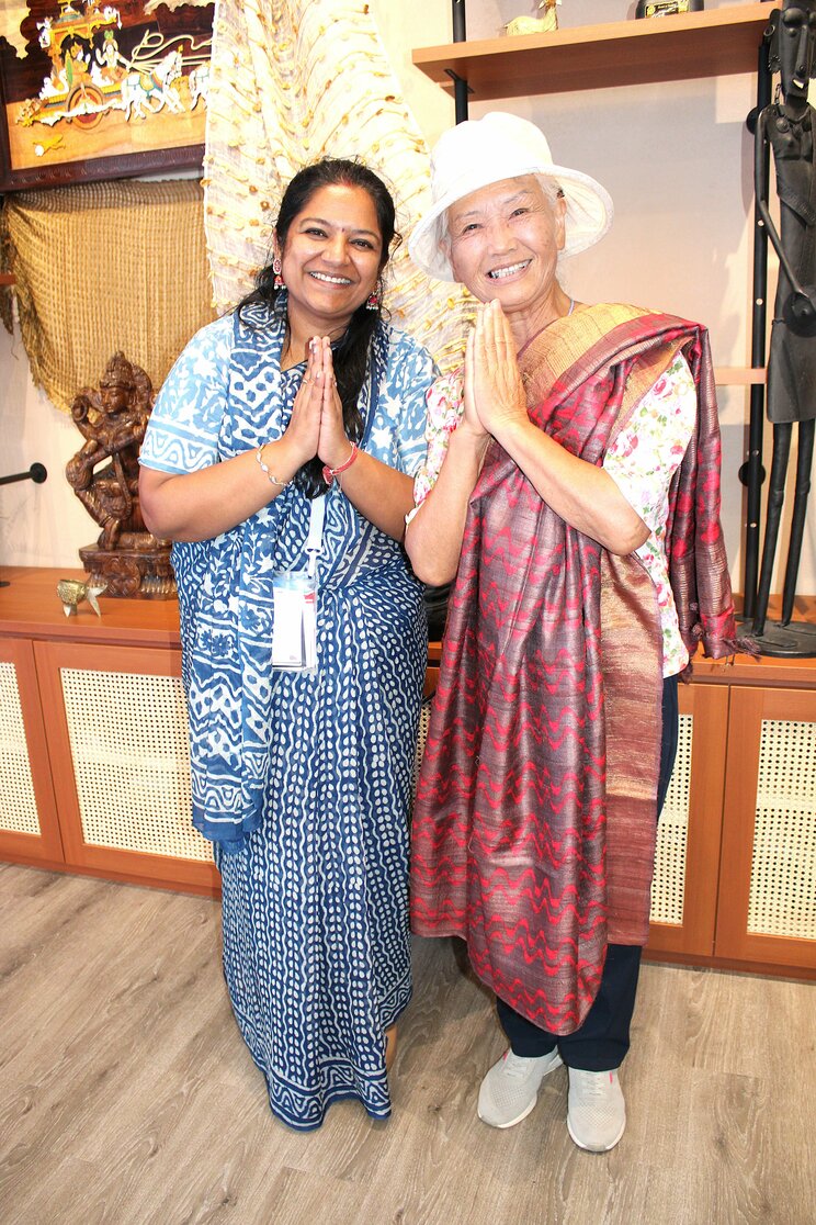 インド館総支配人と山田さん(写真／本人提供、以下同)