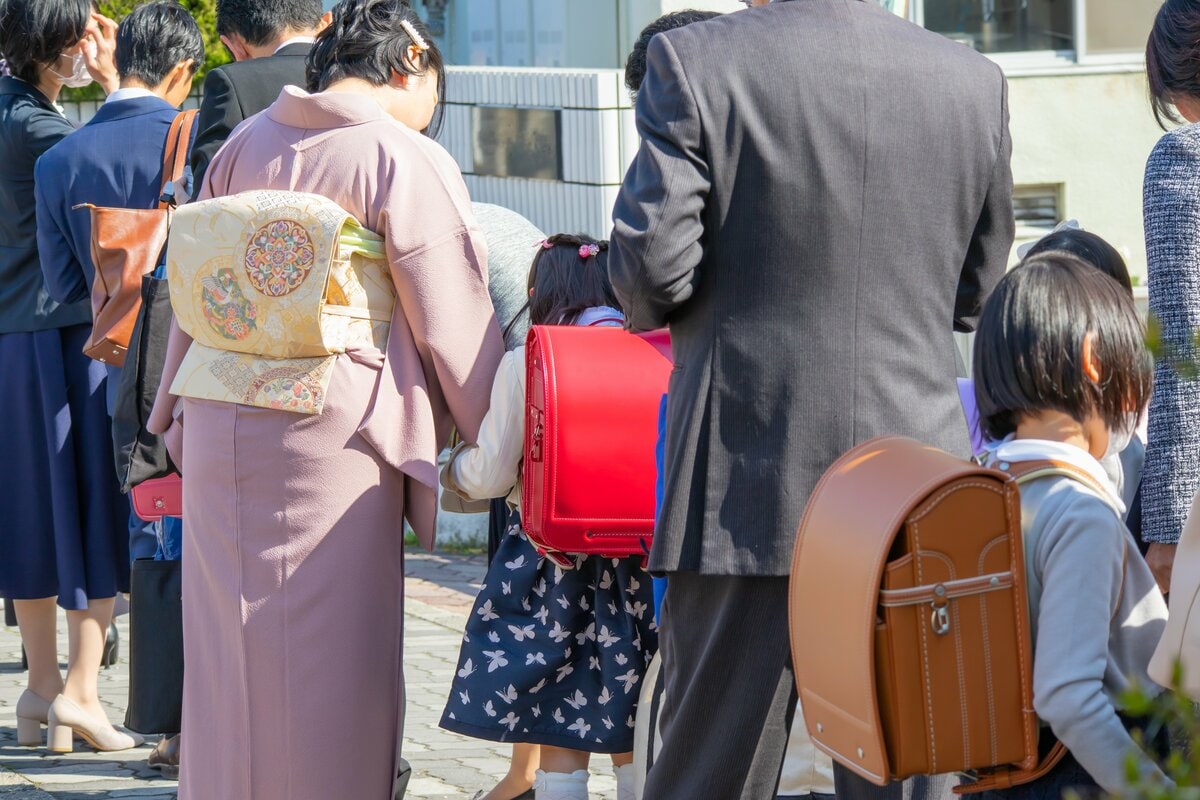 〈学校カメラマン不足が深刻〉スマホの普及、薄給と過酷な労働環境…「下着の写り込みの修正作業に1日費やすことも」「それでも子どもたちの大切な時期を記録に残したい」 | 集英社オンライン | ニュースを本気で噛み砕け