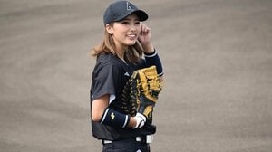 ミニスカワンピで大胆ピッチングの笹川萌「小2のクリスマス、ゲームキューブと『どうぶつの森』がほしいとお願いしたらミズノのグローブが置いてあって泣きました」