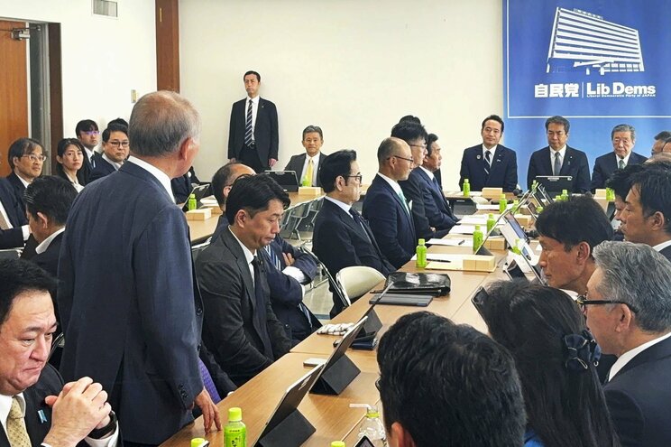 自民党部会で、鈴木宗男参院議員から叱責を受ける簗農相（写真／共同通信社）