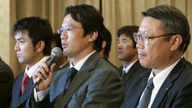 労使交渉を終え、日本球界で初となるストライキ決定の記者会見をする日本プロ野球選手会の古田敦也会長（中央）。右はロッテの瀬戸山隆三球団代表
