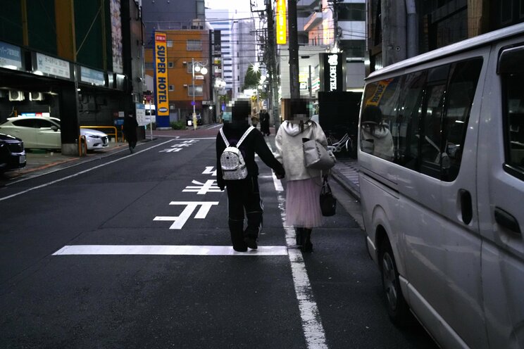 「なんで私だけじゃないの～！」深夜3時の歌舞伎町に響き渡るホス狂の咆哮。カオス化する街…「ぶっちゃけ担当のため」と話す立ちんぼ女子に、半裸で寝る男たちも（ルポ歌舞伎町24時）_9