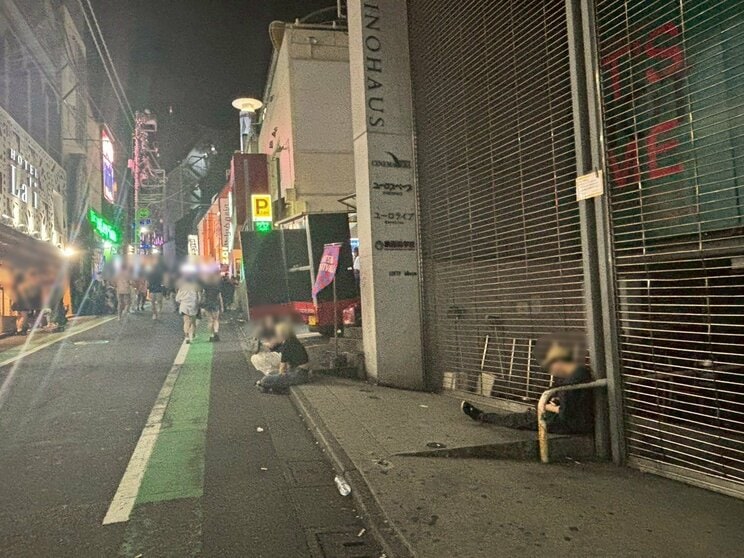 クラブ街の路上に座り込む外国人（撮影／集英社オンライン）