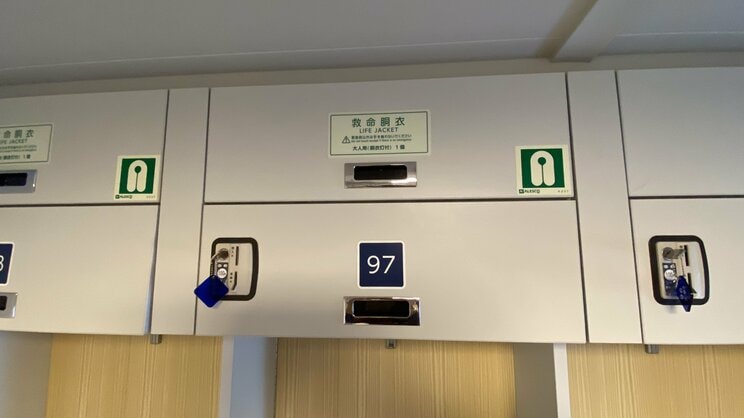 個人ブースの頭上には100円返却式のロッカーが備えられているため、貴重品の管理も安心だ