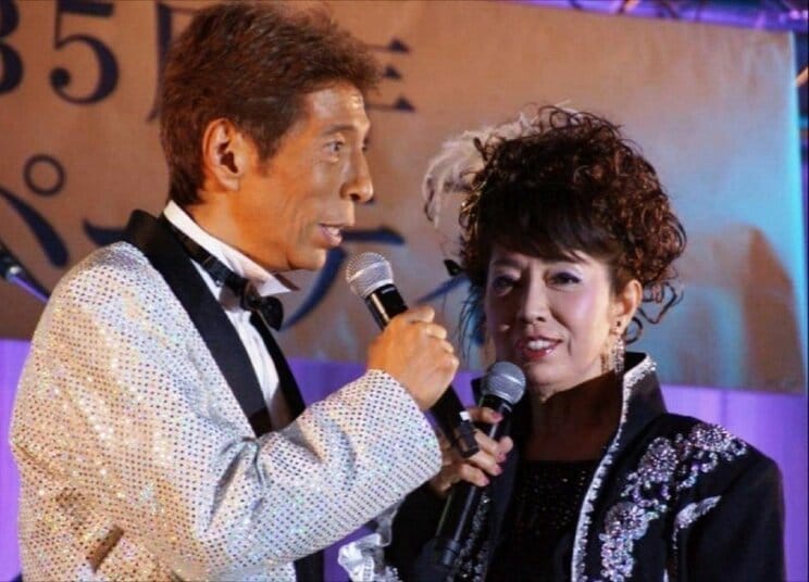 パートナーの田代さんと歌を披露するゴージャス松野　（本人提供）