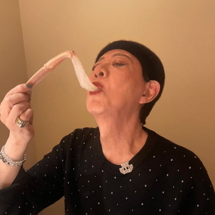 食を楽しむ美川さん（写真／本人SNSより）