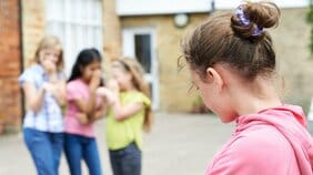 親友から仲間ハズレにされた…と悩む子どもに知ってほしい「たらい理論」。小島よしおが考える、友だちとの「ベスト」より「グッド」な距離感