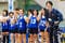城野小学校の小西隼平先生(右)と児童たち