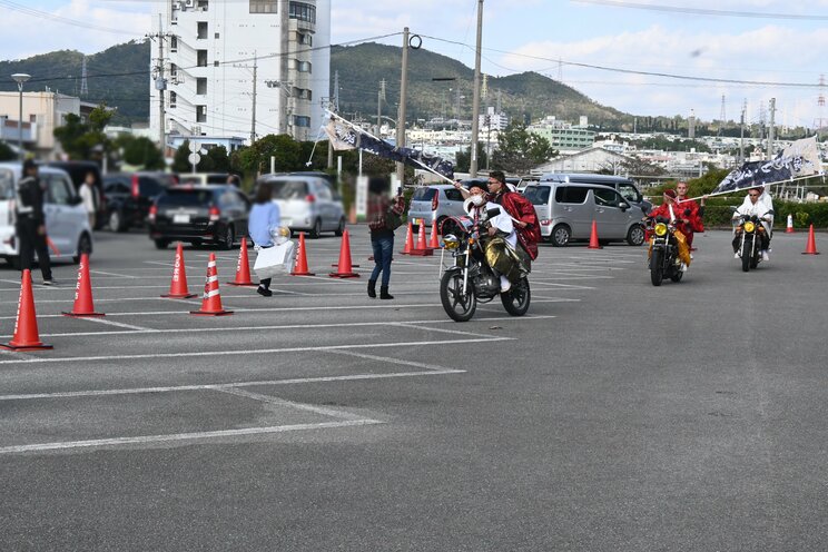 プリウスの屋根を切ったオープンカーで登場！“戦闘服”、リーゼント、警察がすぐに駆けつけて「秒で捕まった」沖縄・二十歳式典2025「でも以前のようなドヤンキーはいなくなった」_10