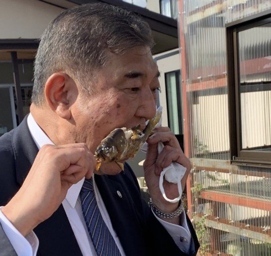 魚にかぶりつく石破氏（本人SNSより）