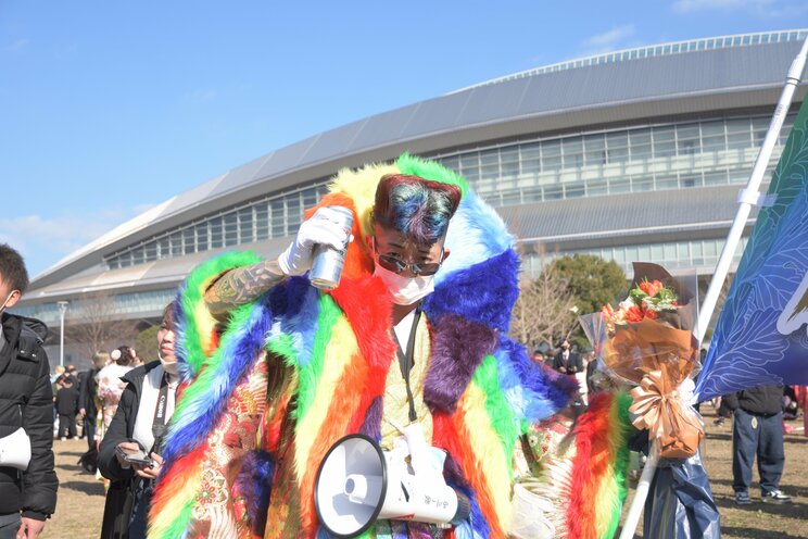 〈画像多数！〉「カッコよく撮ってくださいよー！」 今年もド派手な衣装で盛り上がりを見せた北九州・二十歳の記念式典密着ルポ_10