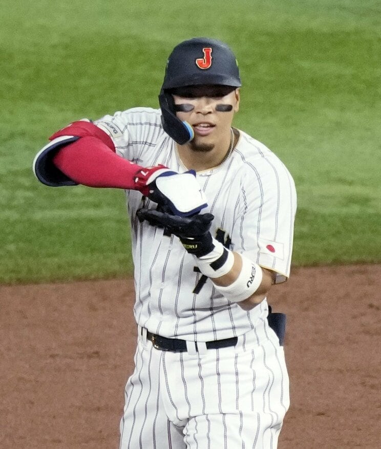 ベネズエラ戦で適時二塁打を放ち、「お茶立てポーズ」をする佐藤輝明（写真／共同通信社）