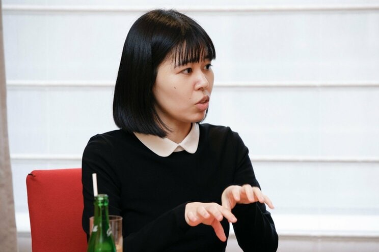 大阪府出身。2018年に演劇ユニット「ダダルズ」を旗揚げ。23年から作・演出・出演を自身で担う形式の作品を発表。岸田賞受賞作『よだれ観覧車』の戯曲が5月18日発売予定