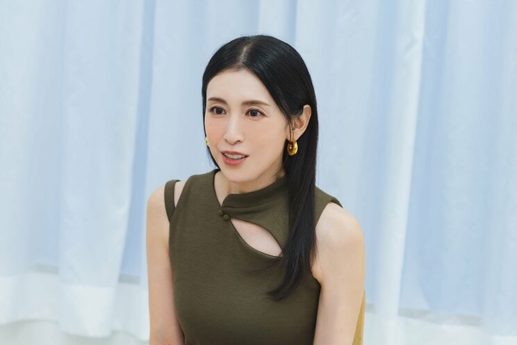 22年ぶりの写真集『三原色』を発売する雛形あきこさん　写真／藤木裕之