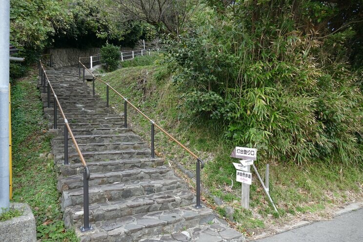 灯台へと続く階段道。けっこうキツイ