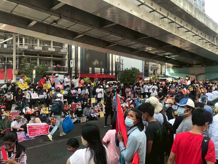 ヤンゴンの高架橋下でのデモ。見渡す限りの大群衆(写真／西方ちひろ)