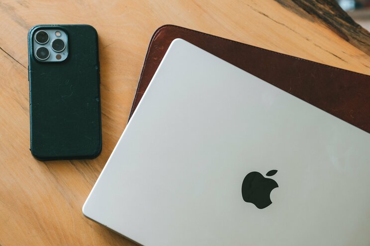 MacBook、エルゴヒューマンチェア、一枚板のデスク…ガジェットYouTuber・高澤けーすけの人生を変えた「仕事道具」たち_2