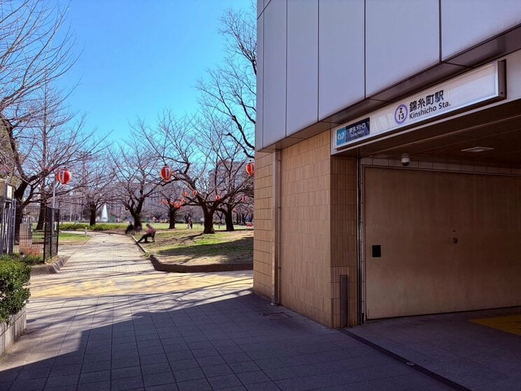 錦糸公園は駅直結（撮影／集英社オンライン）